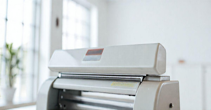 Máquina de Lacrar Plástico: Como Escolher a Ideal para Seu Negócio